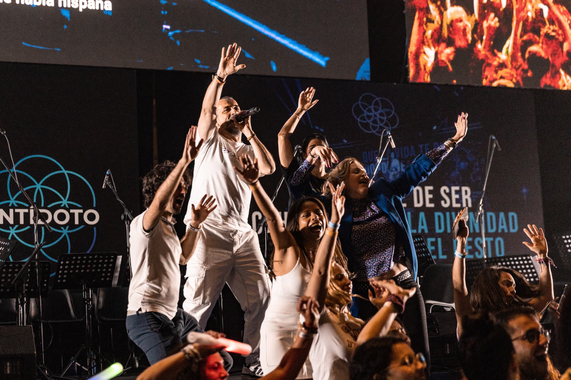 Ángel Rielo en el escenario con el público celebrando