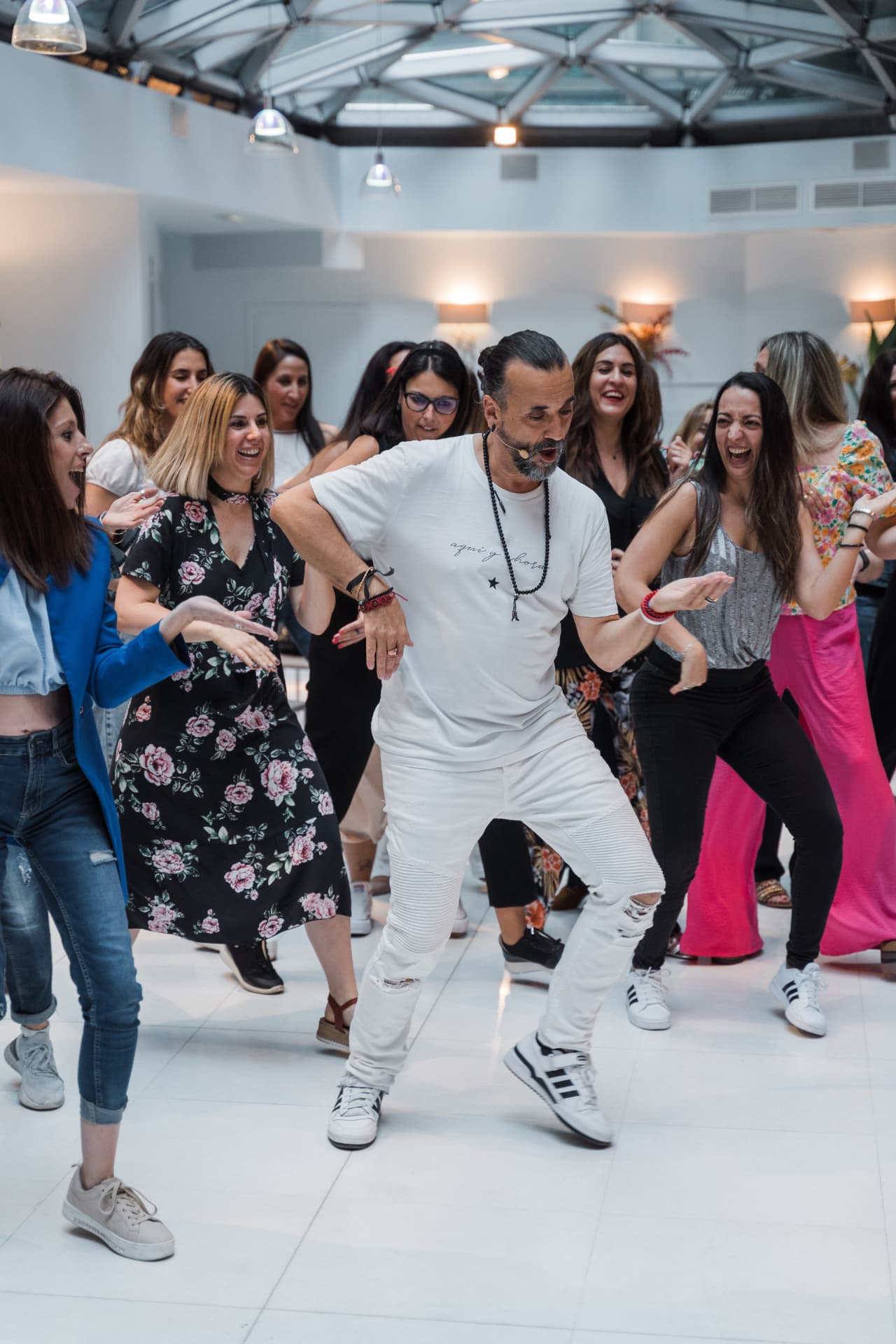 Ángel Rielo bailando con las asistentes