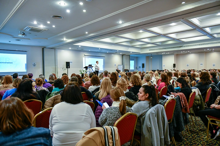 Mabel Katz presentando su seminario ante una sala llena