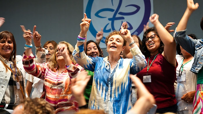 Asistentes celebrando en el seminario de Ho'oponopono de Mabel Katz