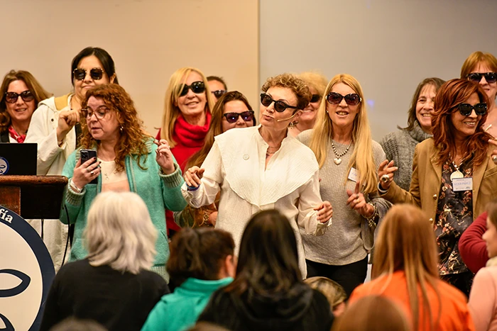 Mabel Katz compartiendo un momento de alegría con su grupo