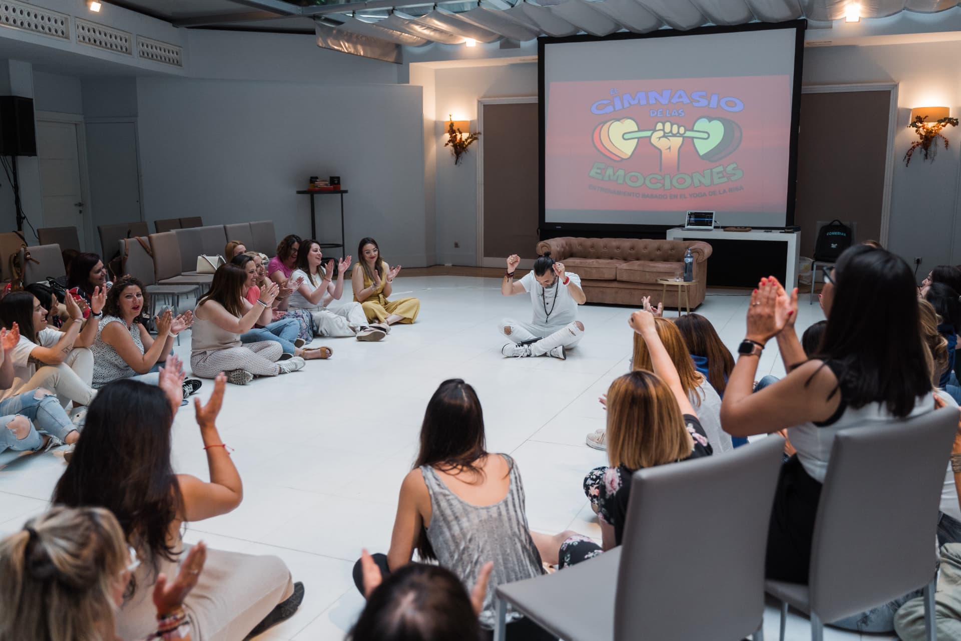 Taller El Gimnasio de las Emociones con el círculo de asistentes